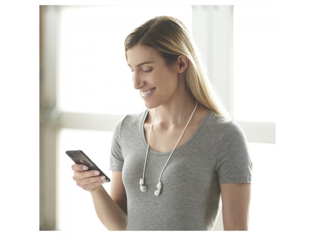 7142-20_WH_A_AIRPOD-ACCESSORIES-PROPPED-MODEL1