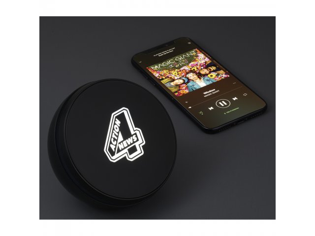 7197-20_BK_D_ACTION-4-NEWS-LIGHT-ON-PROPPED