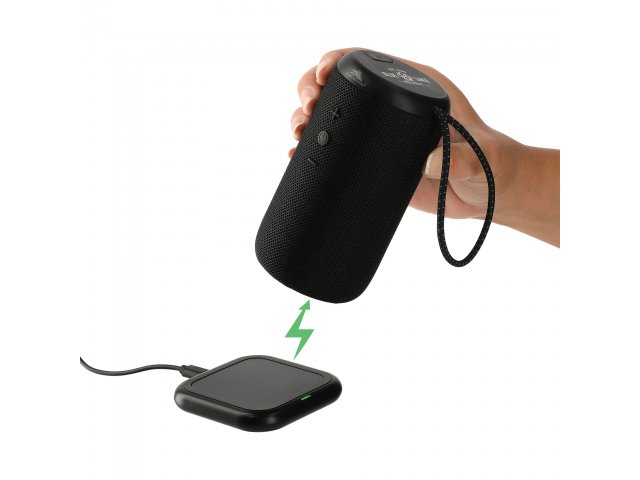 8053-08_BK_D_CHARGING-PAD-HAND_DEMO