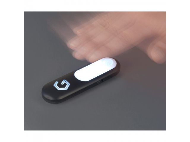 1226-67_BK_D_G-LOGO-PROPPED-HAND-ANGLE